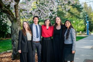 Marcos Avina con compañeras del programa